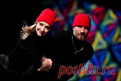 Стали известны подробности восстановления Костомарова. Российский конькобежец Иван Скобрев раскрыл подробности восстановления олимпийского чемпиона в танцах на льду Романа Костомарова. «Врач ЛФК с ним занимается. Толком говорить не может. Губами шевелит, пытается вставать, ворочается немножко», — рассказал он, отметив, что врачи все чаще приводят Костомарова в сознание.