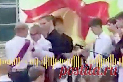 Российский подросток рассказал о спасении одноклассницы от школьника с ножом. В Волгоградской области выпускник, спасший школьницу во время нападения на нее 17-летнего одноклассника с ножом, рассказал, как ему удалось предотвратить трагедию. Юноша сообщил, что заподозрил неладное, когда увидел, что его малообщительный одноклассник обнимает девушку во время линейки.