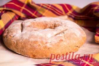 Хлеб с грецкими орехами от Ришара Бартине Большинство людей ассоциируют ржаную муку с темными, плотными сортами хлеба. Однако если смешать ее с пшеничной хлебопекарной мукой, тесто станет более воздушным, и получится вкуснейший деревенский хлеб - прекрасная основа для таких добавок, как, например, оливки, фрукты, орехи и пряности. Если вам…