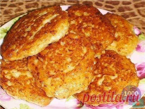 Быстрые «беляши» (или «ленивые пирожки») - очень быстро и безумно вкусно!

Для теста:
• 2 стакана кефира
• 0,5 ч. ложки соды
• 0,5 ч. ложки соли
• 0,5 ч. ложки сахара
• мука до получения густоты теста, как для оладий

Для начинки:
• фарш мясной
• лук
• чеснок
• соль, перец
• по-желанию можно добавить зелёный лук и зелень

Кефир подогреть до тёплого состояния (28-30 гр. С), положить соду, размешать, добавить соль, сахар и снова размешать, оставить постоять одну минуту.
Зате...