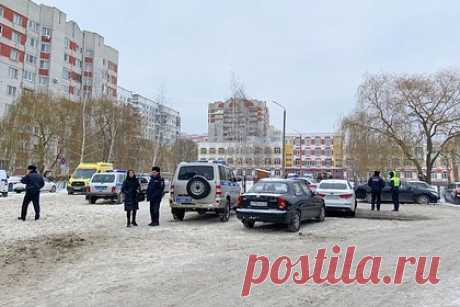 Описано поведение восьмиклассницы из Брянска за пару дней до стрельбы. Восьмиклассница из Брянска, открывшая стрельбу в гимназии № 5, за пару дней до ЧП вела себя странно, сообщила классный руководитель. Женщина рассказала, что девочка была «ни жива ни мертва». При этом учительница пояснила, что несовершеннолетняя ни с кем из одноклассников в эти дни не конфликтовала.