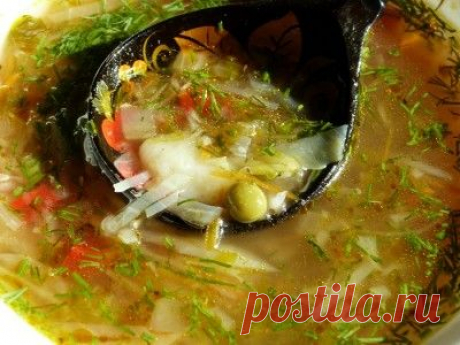Щи Успенские с солёным огурчиком и зелёным горошком.