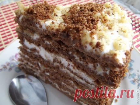 Шоколадный медовик со сметанным кремом и орехами / Рецепты с фото