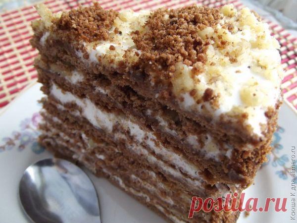 Шоколадный медовик со сметанным кремом и орехами / Рецепты с фото