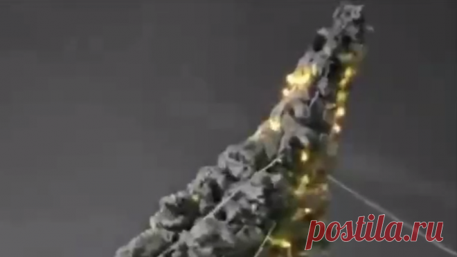 На Камчатке новогоднюю елку чуть не унесло ветром. В Петропавловске-Камчатском украшенную новогоднюю елку чуть не унесло ветром. Видео публикует RT в Telegram-канале. На кадрах видно, как праздничное дерево сносит порывом ветра, однако упала ли елка - неизвестно. Как уточняет канал, ...