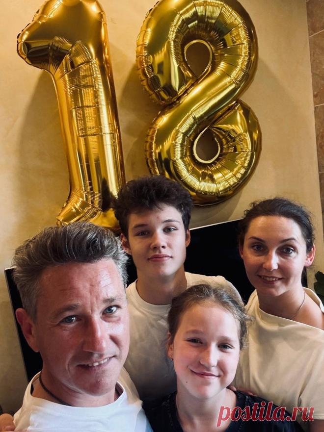 Антон Шагин с семьёй отмечают 18-летие сына.
