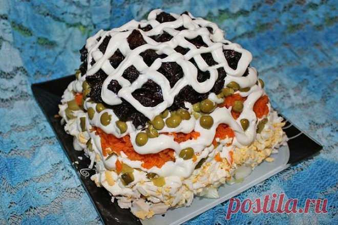 Слоеный салат «Прага» с курицей и черносливом, рецепт — Вкусо.ру