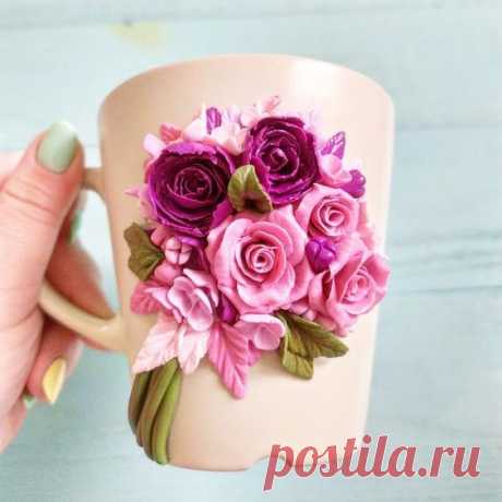 Прекрасная кружка с декором из полимерной глины.