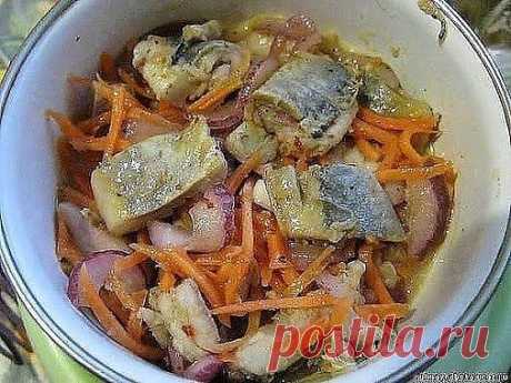 Селедка "ХЕ" - обалденно вкусно! 
Нам потребуется:
сельдь св. мороженная 3 шт
морковь 3 шт
лук репчатый 2 шт
чеснок 2 зубчика
уксус 9% 200 мл
соль 1 ч.л
масло растительное 2 ст.л
соевый соус 4 ст.л
кунжут 2 ст.л