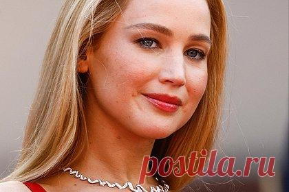 Дженнифер Лоуренс обругали в сети за обувь на Каннском кинофестивале. Фанаты обругали в сети американскую актрису Дженнифер Лоуренс за обувь на Каннском кинофестивале. 32-летняя знаменитость посетила премьеру фильма «Траектория падения» в красном платье люксового бренда Dior, оформленном длинным шлейфом. При этом фотографы заметили, что для выхода в свет Лоуренс надела вьетнамки.