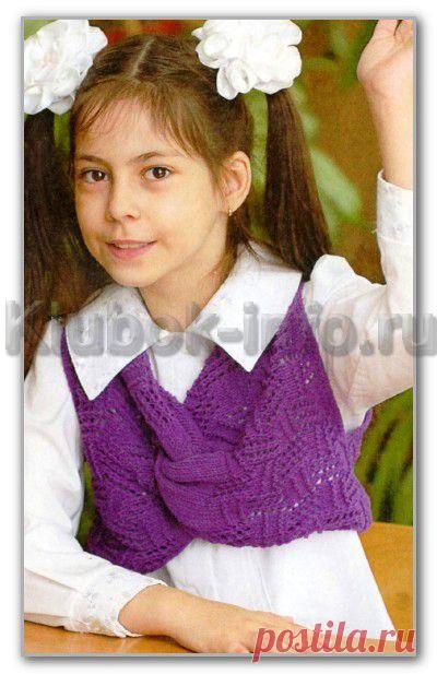 Вязание спицами для детей. Однотонная короткая безрукавка с ажурными узорами, для девочки 8-12 лет