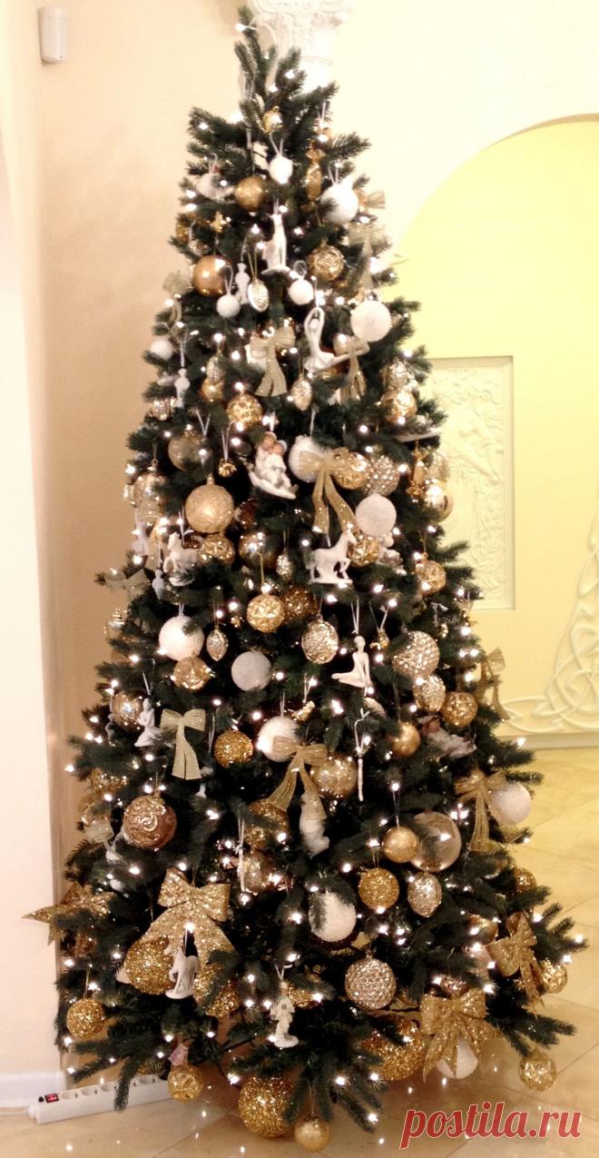 Как создать теплую обстановку среди льда и снега.
Снежинки, льдинки, запорошенные снегом розы в вазе, заиндевевшие снегири, сосульки, которыми украшена елка - все это олицетворение не холода и пурги, а чистоты помыслов и радушия гостеприимных хозяев голубой комнаты, которые с нетерпением ждут гостей. 
Гостям предложат торт и шампанское, шутя намекая, как их давно ждут - вода в голубых чашках превратилась в ледяные прозрачные шарики.
Так оригинально можно подготовиться к приему гостей