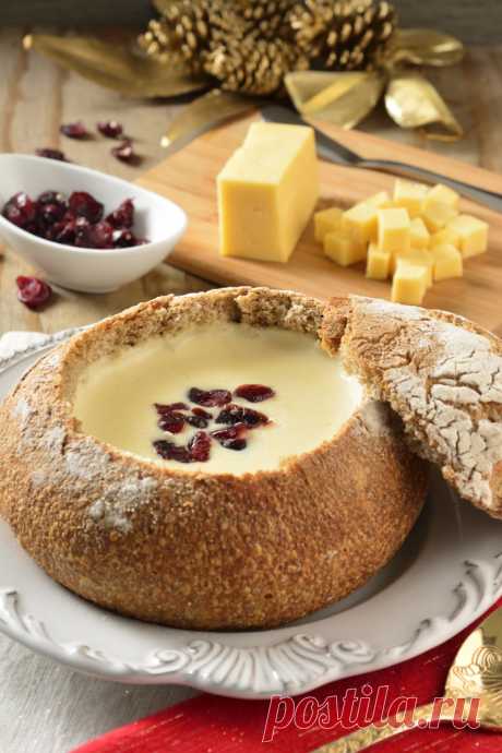 Крем-суп из сыра и белого вина в оригинальной подаче удивит всю вашу семью.