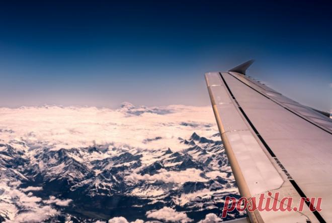 В США пассажирский самолет потерял часть фюзеляжа во время полета. В салоне находились 174 пассажира и шесть членов экипажа.