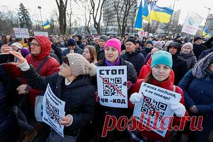 В Киеве антипрививочники вышли на митинг с плакатами с QR-кодами «Единой России». Депутат Верховной Рады от фракции «Европейской солидарности» Алексей Гончаренко заявил, что антипрививочники, вышедшие на митинг в центре Киева, держали в руках плакаты с перечеркнутым QR-кодом сайта партии «Единая Россия». Он назвал их российскими агентами и упрекнул в работе на «русских кураторов».