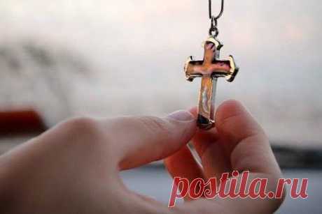 Вереница мыслей и чувств
Сложное нынче времечко... Нет, не скулю - держусь!.. Горе? - Всё это семечки... Выпало?..- Что же, пусть!.. Хуже бывают горести... Боже, храни родных!.. Главное - жить по совести! .. И не судить других!