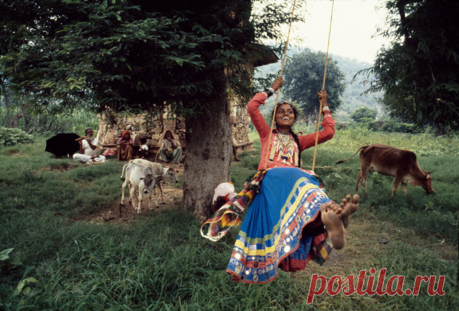 Индия, сезон муссонов, 1983 год. (Photo by Steve McCurry)  |  Серия фотографий легендарного Стива МакКарри «Сила игры» • НОВОСТИ В ФОТОГРАФИЯХ