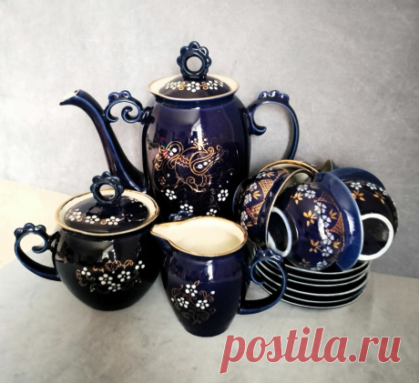 Винтаж: Кофейный сервиз СССР Возрождение, Бронницы, глубокий кобальт, позолота купить в интернет-магазине Ярмарка Мастеров по цене 2790 ₽ – X69UCRU, Сервизы винтажные, Рошаль - доставка по России Винтаж: Кофейный сервиз СССР Возрождение, Бронницы, глубокий кобальт, позолота в наличии в интернет-магазине на Ярмарке Мастеров - 55720020. Сервизы винтажные от Antiq-vintag. Размер: Кофейник: 23*24*12 см, емкость: 1120 мл
Сахарница: 12*17*10 см
Сливочник: 8*13*6,5 см...