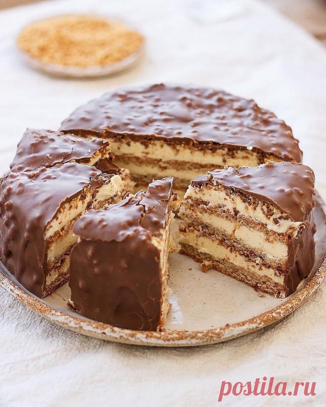 МИНДАЛЬНЫЙ ТОРТ

ИНГРЕДИЕНТЫ:

Для бисквита:
Сахар (сах. пудра) - 180 гр.
Белки - 150 гр.
Ядра орехов жареные - 110 гр.
Мука пшеничная - 35 гр.

Для крема (1):
Молоко - 250 мл.
Сахар - 120 гр.
Яйца - 50 гр.
Мука - 30 гр.

Для крема (2):
Масло сливочное - 180 гр.
Сахар - 150 гр.
Молоко - 150 мл.
Яйца - 40 гр.

ПРИГОТОВЛЕНИЕ:

1)Приготовим бисквит. Измельченные скалкой жареные орехи перемешать с мукой и 80% сахара-песка. Белки взбить до устойчивых пик. В конце взбивания доба...