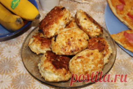 Котлеты с очень вкусной начинкой!

Понадобится:
Для фарша:
-500 куриного фарша
-1 луковица
-1-2 зубчика чеснока
-хлеб (по вкусу)
-1 яйцо
-соль,перец

Для начинки:
-100-150 г сыра натереть на мелкой терке (у меня моцарелла)
-2 вареных яйца натереть на мелкой терке
-петрушку и укроп мелко нарезать
-2 ст ложки сливочного масла комнатной температуры
- можно добавить любимые приправы

 ...