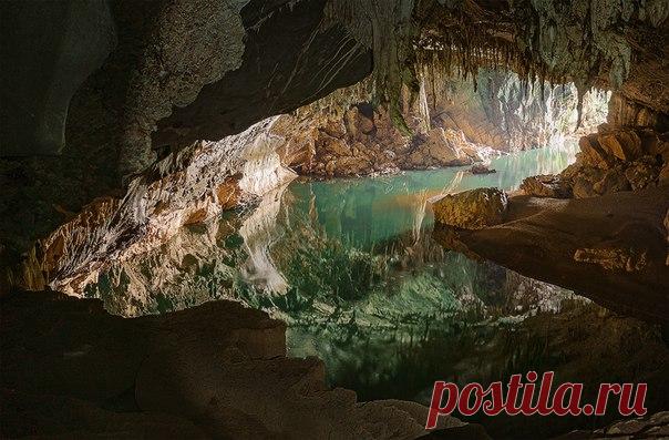 Ольга Вахрушева, автор фото: «Пещера Tham Khoun Xe представляет собой огромный карстовый туннель в известняковых скалах протяженностью в 7 км. Название дословно переводится как "пещера у источника реки", однако река начинается далеко в джунглях и пронизывает скалы насквозь».