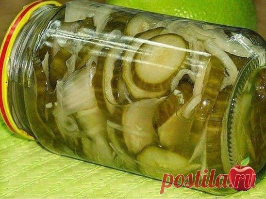 САЛАТ ИЗ ОГУРЦОВ НА ЗИМУ
Ингредиенты:
Огурцы свежие - 5 кг
Репчатый лук - 1 кг
Зелень укропа (по желанию) - 300 г
Уксус 9% - 100 мл
Сахар - 5 ст. ложек
Соль - 2 ст. ложки
Черный перец (горошком) - по вкусу
Приготовление:
Огурцы хорошо промыть, можно замочить на 1 час в холодной воде.
Огурцы нарезать полукольцами.
Лук репчатый очистить и помыть, нарезать полукольцами.
Огурцы и лук выложить в большую миску. Посолить и дать постоять 30 минут, чтобы огурцы дали сок.
Укроп (по ж