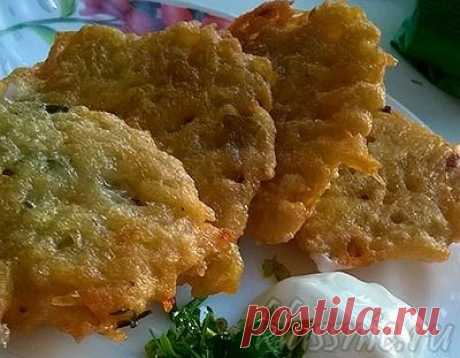 Рецепт дня: Драники без яиц!
Кухня: веганская 
Нам понадобится: 
 
картофель 6-10 шт
соль, перец, натуральные приправы. 
мука пшеничная — 5-6 столовых ложек. 
крахмал или мука кукурузная 2-3 ложки. 
подсолнечное масло для жарки
зелень — по вкусу. 
 
1. Картофель очищают как обычно и трут на терке средней величины. При этом важно подобрать картошку необходимого сорта. Слишком водянистая не подойдет, равно как и излишне сухая. Классические сорта, вроде «синеглазки» — идеальный вариант. После того