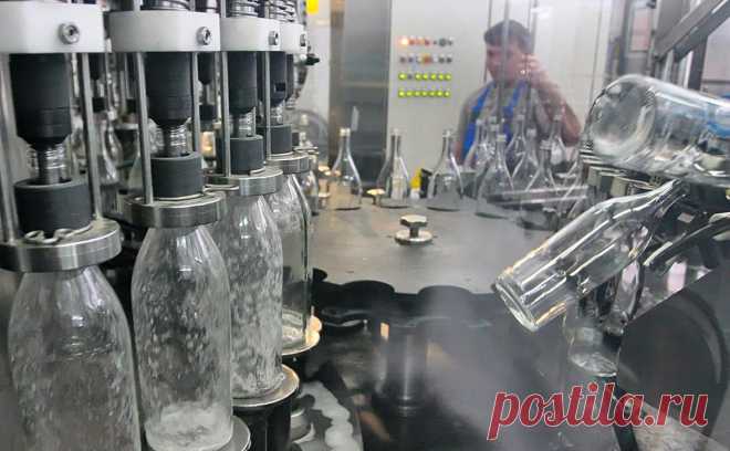 Росимущество продало крупнейшего производителя спирта. Крупнейшего производителя спирта купил бывший акционер «Тройка-Д банка» и партнер экс-совладельца «Бинбанка» Владимир Акаев. За «Росспиртпром» он заплатил ₽8,3 млрд — государству его заводы в 2016 году обошлись дороже