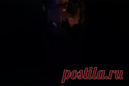 Массовая драка мигрантов в российском городе попала на видео. В Новосибирске под окнами жилых домов произошла массовая драка мигрантов, их сняли на видео. Кадры публикует местная группа во «ВКонтакте». «Хрупкая девушка возвращалась домой с работы и чудом проскочила мимо толпы дерущихся, вероятно, пьяных мигрантов!» — написал автор публикации.