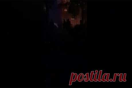 Массовая драка мигрантов в российском городе попала на видео. В Новосибирске под окнами жилых домов произошла массовая драка мигрантов, их сняли на видео. Кадры публикует местная группа во «ВКонтакте». «Хрупкая девушка возвращалась домой с работы и чудом проскочила мимо толпы дерущихся, вероятно, пьяных мигрантов!» — написал автор публикации.