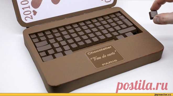 11 июля - Всемирный День шоколада (World Chocolate Day).
Как установлено современной наукой, в шоколаде есть элементы, способствующие отдыху и психологическому восстановлению. Темные сорта шоколада стимулируют выброс эндорфинов — гормонов счастья, которые воздействуют на центр удовольствия, улучшают настроение и поддерживают тонус организма. 
Есть также гипотеза, согласно которой шоколад обладает «противораковым» эффектом и способен замедлять процессы старения.