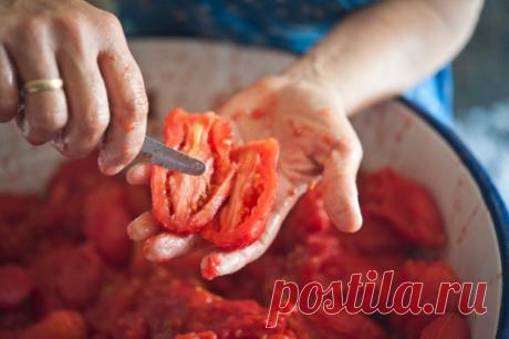 Заготовка пассаты и очищенных помидоров / Preparazione della passata di pomodoro e pelati | Элла Мартино Рецепты Кулинарные туры Итальянская кухня