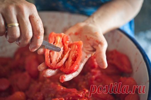 Заготовка пассаты и очищенных помидоров / Preparazione della passata di pomodoro e pelati | Элла Мартино Рецепты Кулинарные туры Итальянская кухня