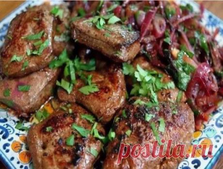 Самый вкусный рецепт печени! Печень получается мягкой, сочной, нежной! 
600 г говяжьей печени 
1 яйцо 
3 зубчика чеснока 
1 ч. л. сахара 
1 ч. л. соли (без горки) 
0,5 ч. л. соды 
1 луковица 
масло растительное для жарки 
мука  для панировки
Печень вымой, обсуши, удали пленку и нарежь крупными кусочками(можно чуть чуть отбить). 