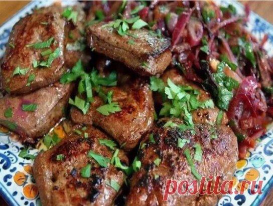 Самый вкусный рецепт печени! Печень получается мягкой, сочной, нежной! 
600 г говяжьей печени 
1 яйцо 
3 зубчика чеснока 
1 ч. л. сахара 
1 ч. л. соли (без горки) 
0,5 ч. л. соды 
1 луковица 
масло растительное для жарки 
мука  для панировки
Печень вымой, обсуши, удали пленку и нарежь крупными кусочками(можно чуть чуть отбить). 
Приготовь маринад: в миске взбей яйцо с солью, сахаром, содой и чесноком, пропущенным через пресс. Залей полученной смесью кусочки печени и оставь мариноваться в холодил