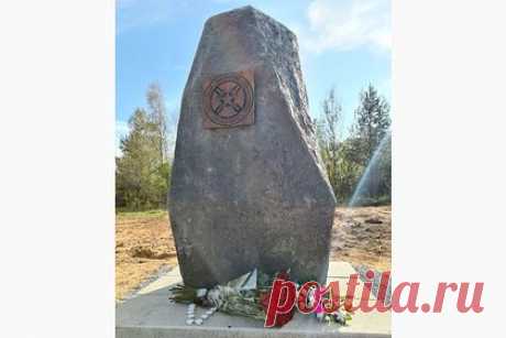 На месте гибели Пригожина поставили памятник. На месте гибели российского бизнесмена Евгения Пригожина в Тверской области поставили памятник. На месте крушения частного джета появился камень. К нему прикреплена табличка с надписью «ЧВК Вагнер, отвага, родина, справедливость, честь, кровь». Кроме того, рядом с камнем возвышается черный флаг с рисунком черепа.