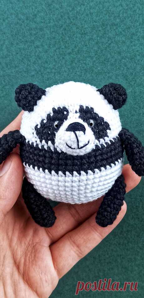 PDF Милая Панда крючком. FREE crochet pattern; Аmigurumi animal patterns. Амигуруми схемы и описания на русском. Вязаные игрушки и поделки своими руками #amimore - панда, медведь, маленький медвежонок панды, мишка.