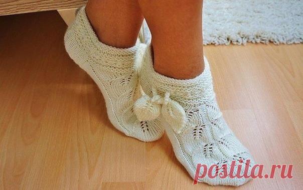 Вяжем спицами ажурные носочки. Сами вяжем ажурные тапочки. Набираем 48 петель... Вяжем спицами ажурные носочки.Сами вяжем ажурные тапочкиНабираем 48 петель, распределяем на 4 спицы и вяжем узор:1 ряд – лицевыми петлями;2 ряд - изнаночными петлями;3 ряд – лицевыми петлями;4ряд - изнаночными петлями;5 и 6 ряды вяжем по кругу лицевыми петлями;7 ряд – лицевыми петлями;8 ряд -