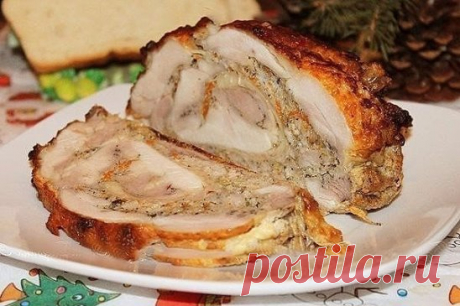 Зачем вам эта колбаса? Приготовьте лучше рулетик мясной, такой ароматный и сочный!
КУРИНЫЙ РУЛЕТ С ФАРШЕМ
Ингредиенты : 
- куриные бедра — 3 шт.,
- фарш куриный филейный — 200 гр, 
- морковь — 1 шт.,
- лук репчатый — 1 шт., 
- соль и перец черный по вкусу,
- горчица — 20 гр 
- сыр твердый — 100 гр,
- сметана — 50 гр, 
- масло растительное 
Приготовление :
1. С куриных бедер удалить кости, мякоть разложить пластом, слегка отбить. Посолить и поперчить. На поверхность уложить фарш, смешанный с