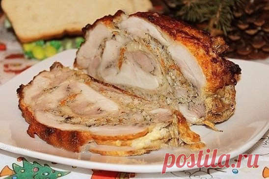 Зачем вам эта колбаса? Приготовьте лучше рулетик мясной, такой ароматный и сочный!
КУРИНЫЙ РУЛЕТ С ФАРШЕМ
Ингредиенты : 
- куриные бедра — 3 шт.,
- фарш куриный филейный — 200 гр, 
- морковь — 1 шт.,
- лук репчатый — 1 шт., 
- соль и перец черный по вкусу,
- горчица — 20 гр 
- сыр твердый — 100 гр,
- сметана — 50 гр, 
- масло растительное 
Приготовление :
1. С куриных бедер удалить кости, мякоть разложить пластом, слегка отбить. Посолить и поперчить. На поверхность уложить фарш, смешанный с