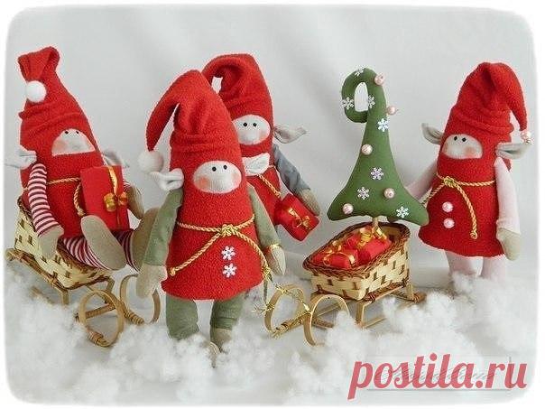 Рождественские эльфы своими руками с выкройками В западных традициях Санте помогают маленькие эльфы. Они производят подарки и занимаются помощью главному персонажу праздника