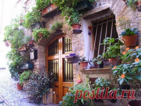 ЦВЕТОЧНЫЕ УЛОЧКИ СПЕЛЛО В ИТАЛИИ