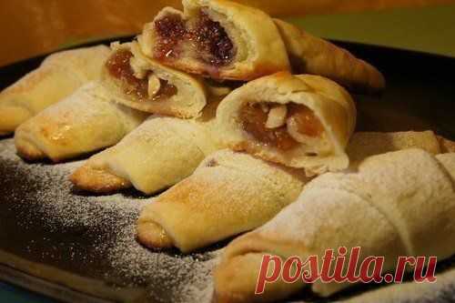 Творожные рогалики с вареньем и орешками.