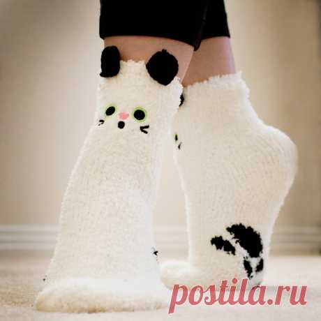 White Cat Ears Fuzzy Socks - iHeartCats.com Limited Time Offer: Mix & match any 5 socks for $25 and you'll feed 50 Shelter Cats!

Mini crew, length is 6″ from heel to the top of the socks

Material: Nylon, Spandex

Fits: US Women’s shoes size: 5-10