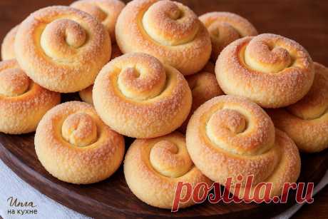 15 минут — и гора ароматных улиток к чаю!
Сегодня с вами приготовим очень вкусное и быстрое печенье на кефире. Всё максимально просто и доступно. Готовить очень легко, можно печь хоть каждый день к чаю.
На 16 штук (430 г):
- 120 мл кефира
- 1 яйцо
- 50 мл растительного масла
- 30 г сахара
- 250–270 г муки
- 1 ч. л. разрыхлителя
- цедра лимона
Выпекать в разогретой до 180 °C духовке 20 минут. Время выпечки зависит от особенностей вашей духовки.
Приготовление:
1. В миску раз...
