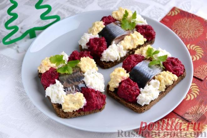Рецепт: Бутерброды с сельдью, луком, свёклой и яйцами на RussianFood.com