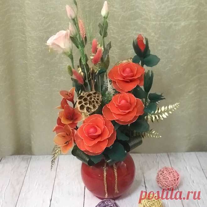 Купить Интерьерная композиция цветы из капрона и искусственные в интернет-магазине на Ярмарке Мастеров, цена: 2735 ₽. Товары ручной работы с доставкой по России и СНГ.
Яркая интерьерная композиция в вазе цветы из капрона: розы и фрезия, и искусственные: эустома или лизиантус или как ещё называют этот цветок ирландская роза) Вставки из натуральной пшеницы, фаляриса и лагуруса; коробочка лотоса. Ваза керамическая. Высота 55 см.