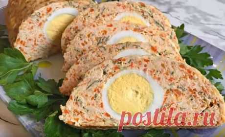 Еще одна вкусная закуска на Новый 2019 год – Куриный рулет с яйцом, запечённый в духовке – первым сметут со стола!