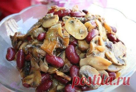 Салат из фасоли с грибами
Продукты:
фасоль консервированная 1 банка (400 г)
шампиньоны 250 г
лук репчатый 1 шт.
масло растительное 1-2 ст.л.
листики тимьяна , соль, перец — по вкусу
Приготовление:
Нарезать лук, шампиньоны, обжарить на растительном масле до готовности. В конце посолить, добавить тимьян. Дать чуть остыть, смешать с промытой фасолью.
. СОХРАНИ рецепт, чтобы не потерять!
 ПОДПИШИСЬ на САЛАТЫ