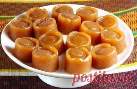 Конфеты "Коровка" .Домашний рецепт!
6 стаканов сахара
1 ст. л. какао
3 ст. л. муки
100 г сливочного масла
2 стакана молока
3 яйца
Все компоненты смешать и варить 20 минут, затем разлить по формочкам или выложить на полиэтилен, дать застыть, затем разрезать на порции.